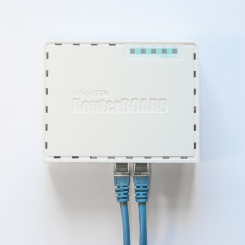 ROUTER MIKROTIK RB750GR3 GIGABIT MINI CON FUENTE · Imagen 3